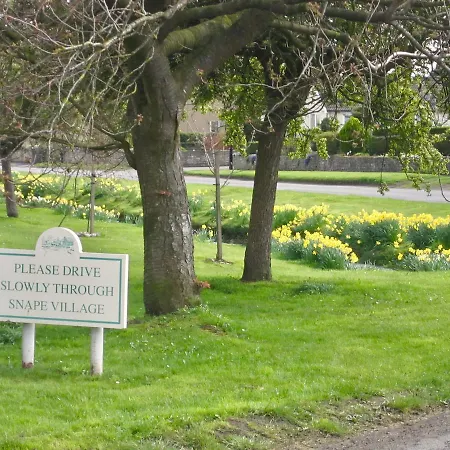 بيت ضيافة The Garden At Snape Castle Mews