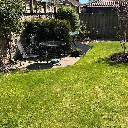 The Garden At Snape Castle Mews בית הארחה בידייל