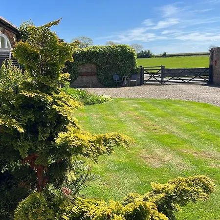 בית הארחה The Garden At Snape Castle Mews בידייל